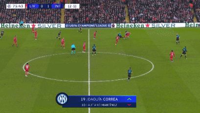 球星突破防线送出关键助攻