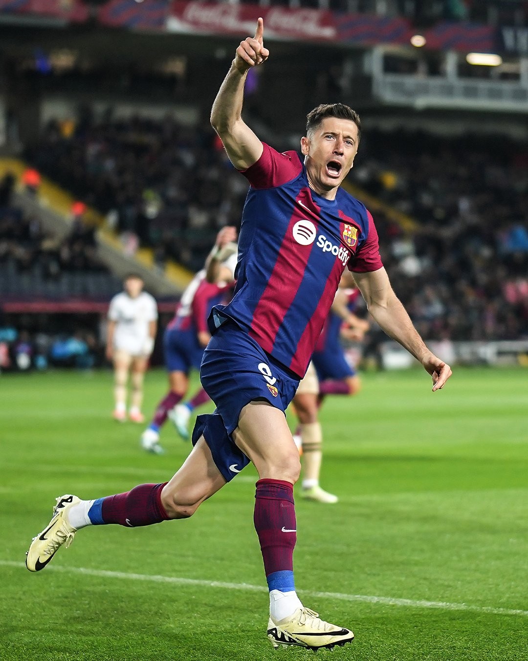 韦斯利-福法纳：埃斯特旺像队中的小宝宝，我们都在帮他适应