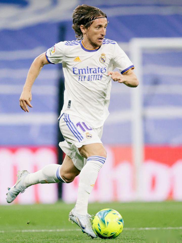 阿斯：皇马绝不会通过竞价来引援中卫，专注于合同到期的球员