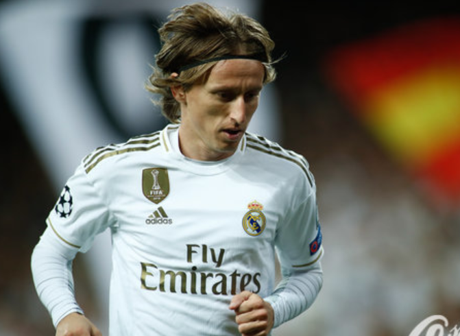 说啥了？詹姆斯把独行侠替补席逗得笑翻天